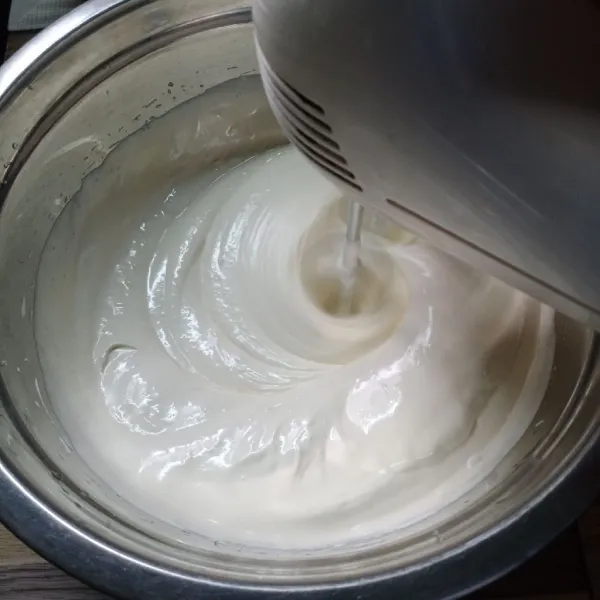 Mixer telur, gula pasir dan SP dengan kecepatan tinggi sampai mengembang kental berjejak.