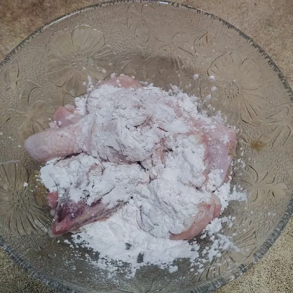 Tambahkan tepung tapioka, aduk sampai tercampur rata.
