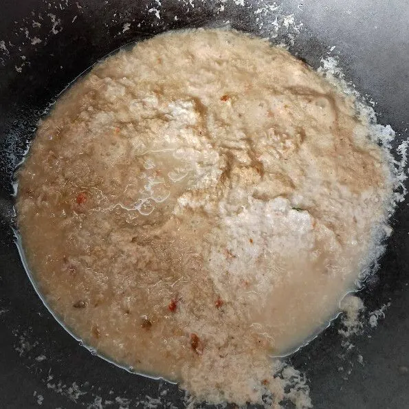 Masak kelapa parut dengan bumbu yang sudah dihaluskan tambahkan sedikit air.