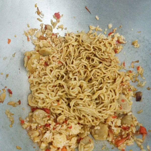 Masukkan mie goreng instant.