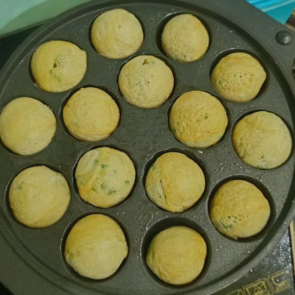 Masak hingga matang dan angkat, sajikan bersama saus sambal atau tomat dan mayonaise.