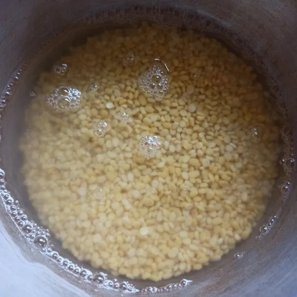 Cuci kacang hijau kemudian rendam selama 1 jam.