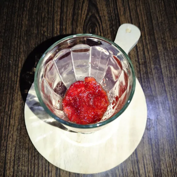 Tambahkan gula lalu hancurkan Strawberry.