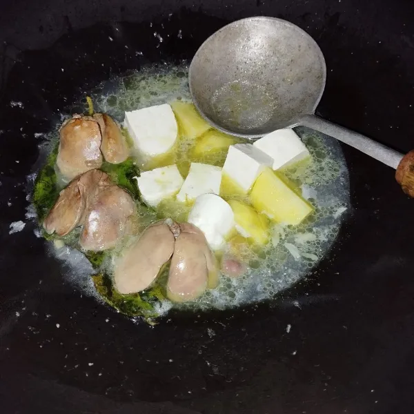 Tambahkan air hingga terendam, masukkan hati, kentang, dan tahu. Masak hingga mendidih.