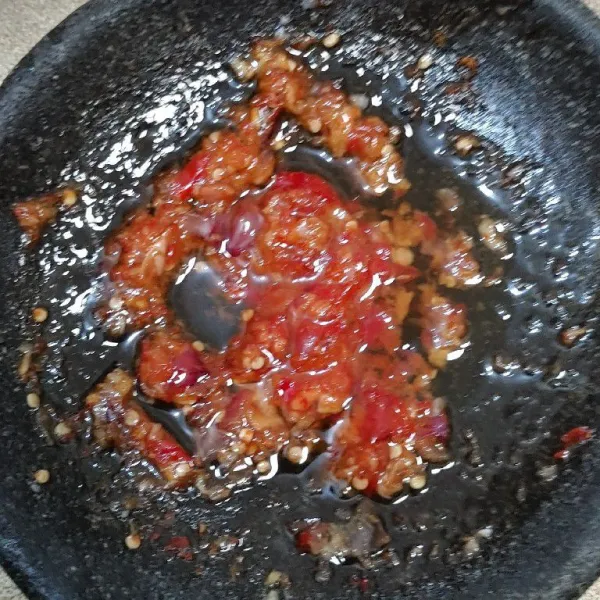Siram sambal dengan minyak panas lalu aduk sampai merata.