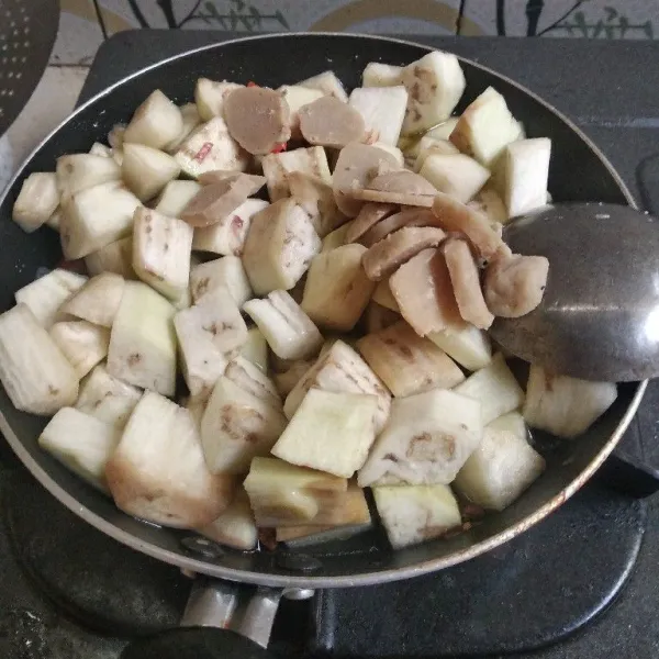 Masukkan terong dan bakso. Tambahkan garam gula dan penyedap. Masak sampai setengah matang.