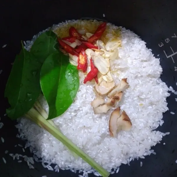 Masukkan semua bahan bumbu, aduk merata.