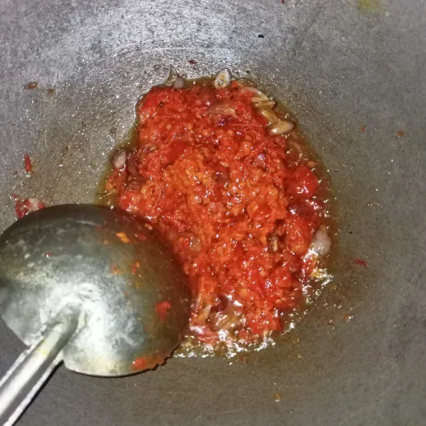 Tumis bawang merah cincang sampai harum kemudian masukkan bumbu halus. Tambahkan daun salam, lengkuas  dan garam aduk tunggu sampai harum.