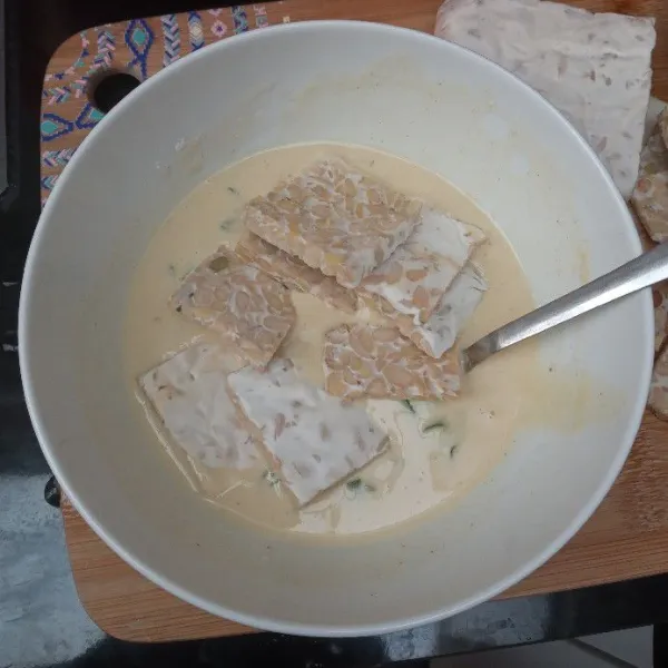 Masukkan tempe, pastikan tempe terbalut adonan semua.