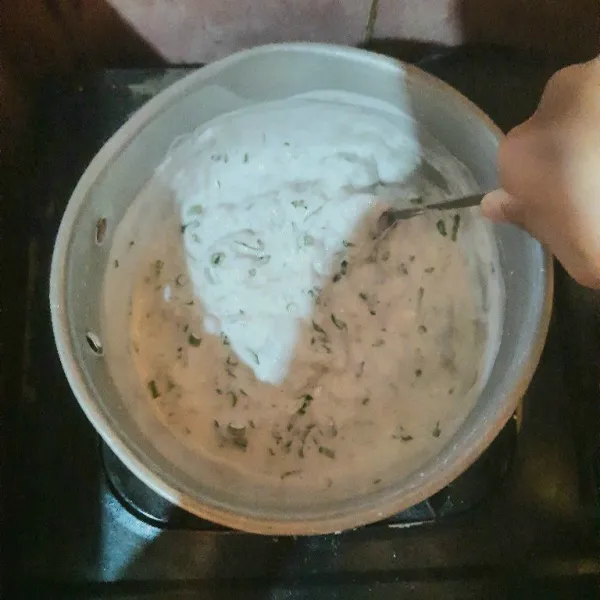 Panaskan di kompor. lalu aduk terus sampai menggumpal dan tepung tapioka berubah menjadi papeda (warna bening).