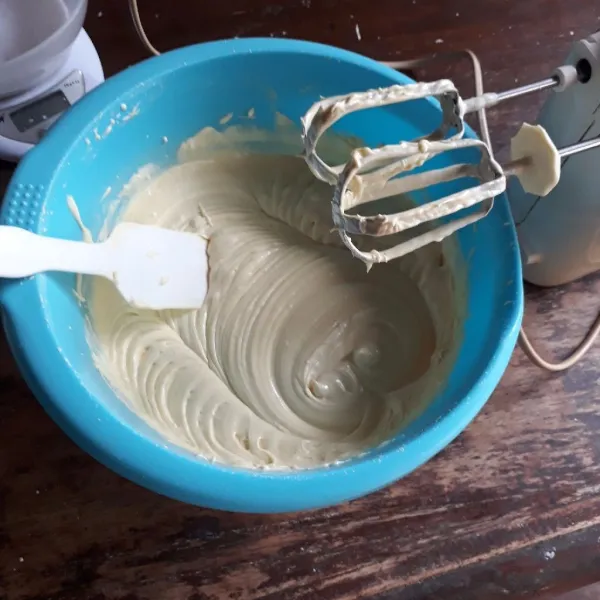 Tambahkan tepung maizena, susu bubuk, baking powder, dan tepung terigu yang sudah diayak. Mixer dengan kecepatan rendah, asal rata saja. Ambil tiga sendok makan adonan, tambahkan pasta coklat, lalu aduk rata