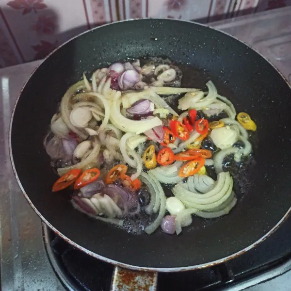 Tumis bumbu iris sampai harum dan matang.