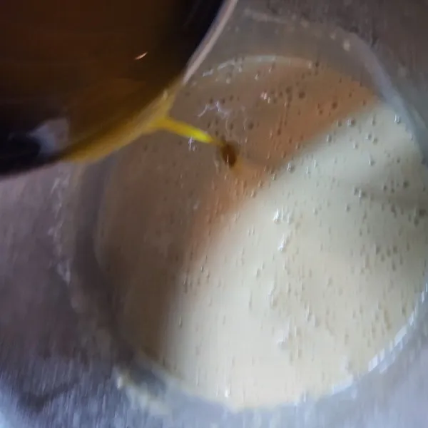Kemudian tambahkan margarin yang telah dilelehkan. Aduk kembali hingga rata.