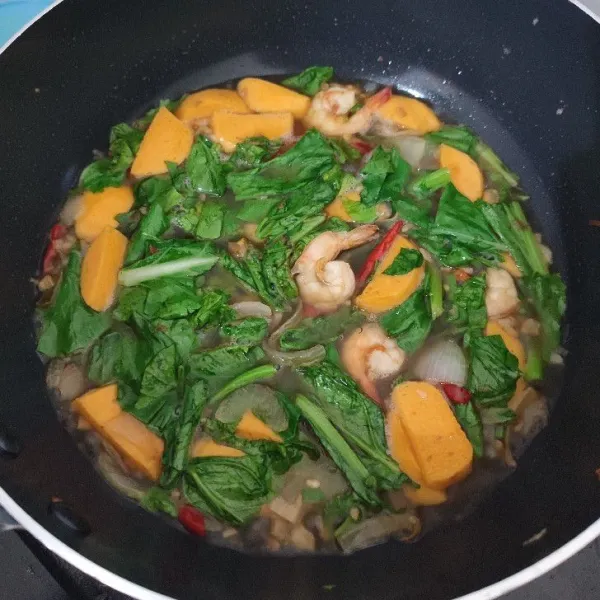 Lalu tambahkan air, kecap asin, kecap ikan, saos tiram, garam, kaldu jamur, lada bubuk, dan air. Setelah air mendidih, masukan kailan, masak hingga kailan kayu.