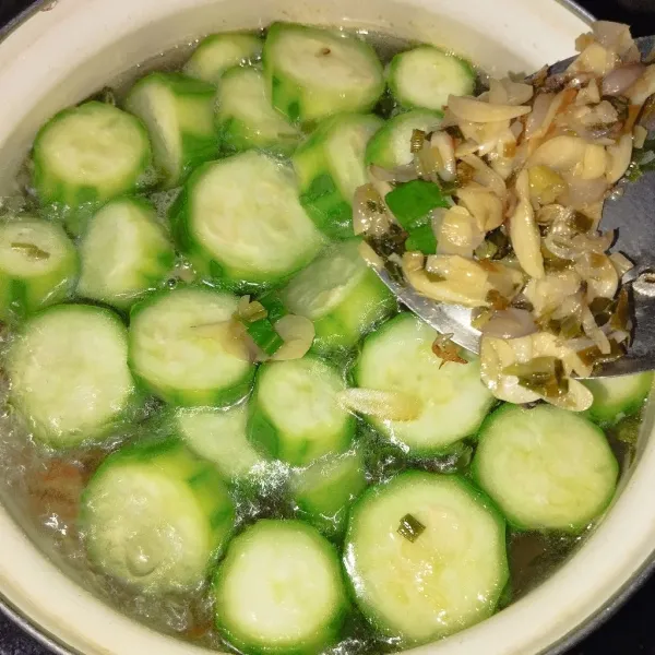 Masukkan oyong dan bumbu yang telah ditumis.