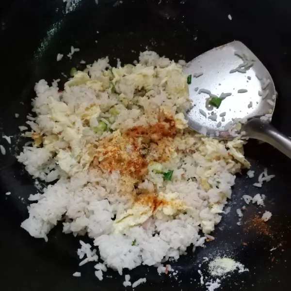 Bumbui dengan garam, kaldu bubuk dan bubuk kari.