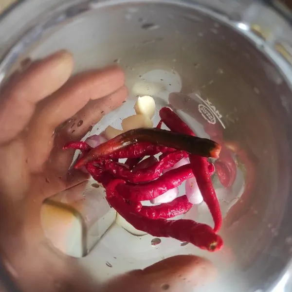Haluskan cabe, bawang merah, bawang putih, jahe, dan ketumbar.