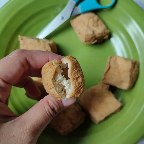 Siapkan tahu pong, belah tengahnya.
