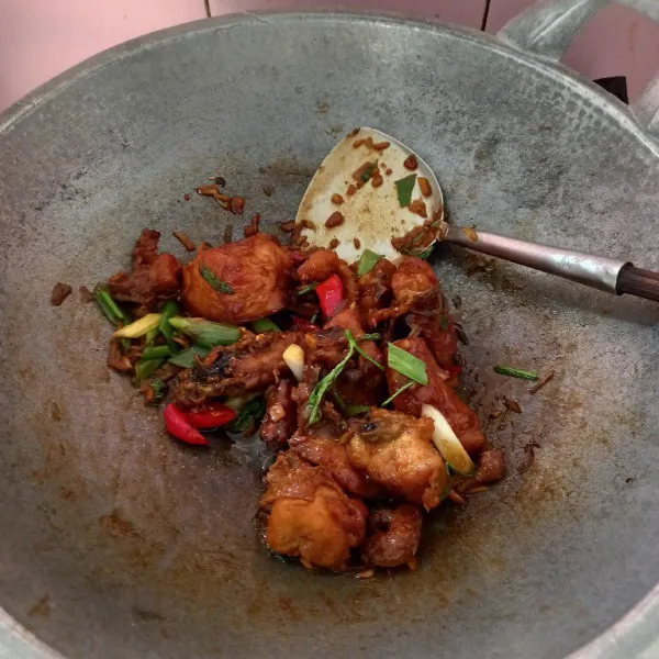 Terakhir, masukkan daun bawang dan cabe merah. Tuang ke piring saji dan siap disajikan.