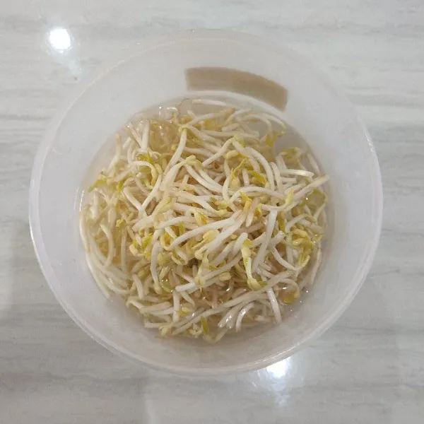 Petik akar tauge, lalu cuci bersih dan tiriskan.