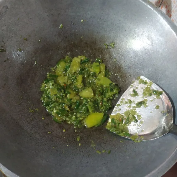 Tumis bumbu ulek hingga matang dan harum.