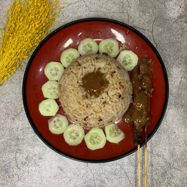 Beri potongan timun dan sisa sate siap di sajikan.