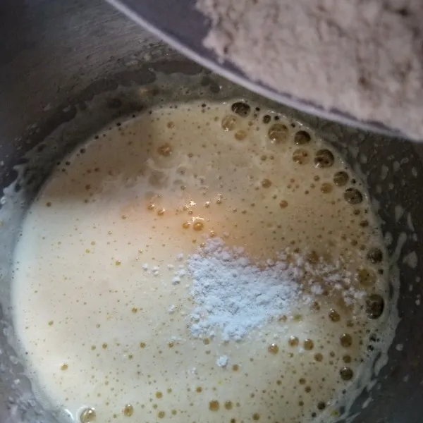 Tambahkan tepung terigu, baking powder, ragi, dan vanili bubuk.