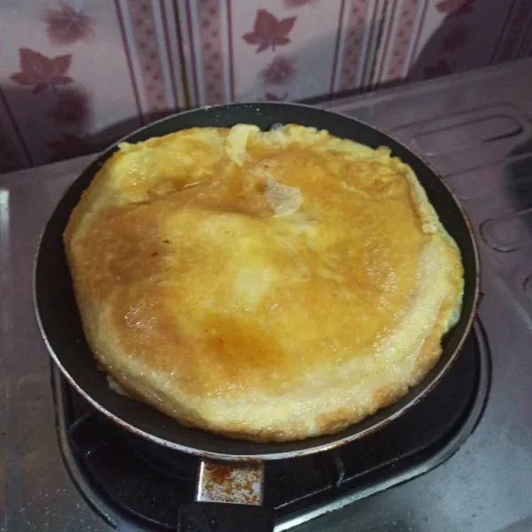 Selanjutnya goreng telur hingga matang, setelah matang angkat dan tiriskan kemudian potong-potong.