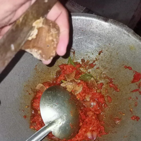 Tambahkan gula merah kedalam tumisan bumbu halus.