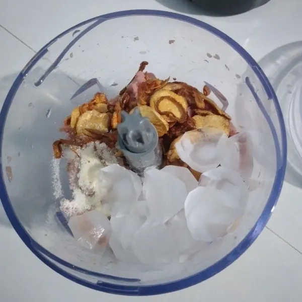 Masukkan bawang goreng, lada bubuk, gula pasir, garam, baking powder, dan es batu. Blender sampai halus.