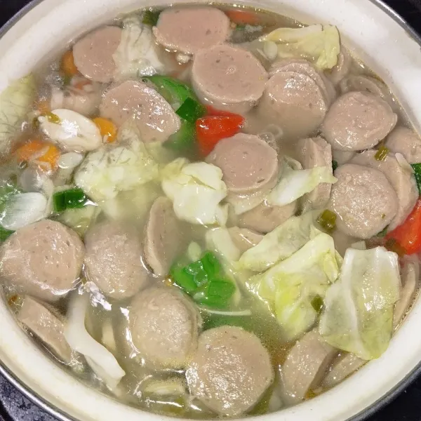 Masukkan kubis, tomat, dan seledri. Koreksi rasa. Masak hingga matang. Sajikan.