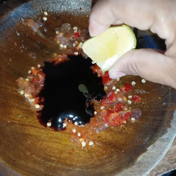 Tambahkan kecap manis dan beri perasan jeruk nipis, aduk rata dan koreksi rasanya.
