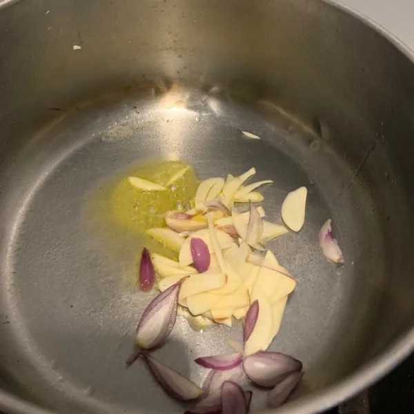 Tumis bawang putih dan bawang merah dengan mentega.