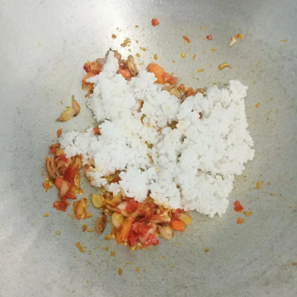 Masukkan nasi.