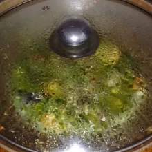 Tambahkan air, kemudian tutup dan sesekali diaduk supaya bumbu meresap sempurna dan tidak gosong.