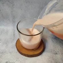 Masukkan es batu ke dalam gelas lalu tuang jus.
