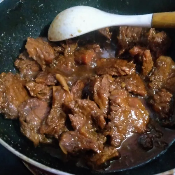 Terus masak sampai airnya susut dan bumbu meresap. Pastikan cek rasanya.