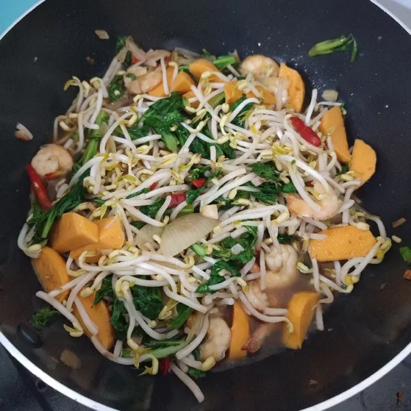 Lalu tambahkan tauge, aduk merata. Masak sebentar saja. Koreksi rasa dan sajikan.