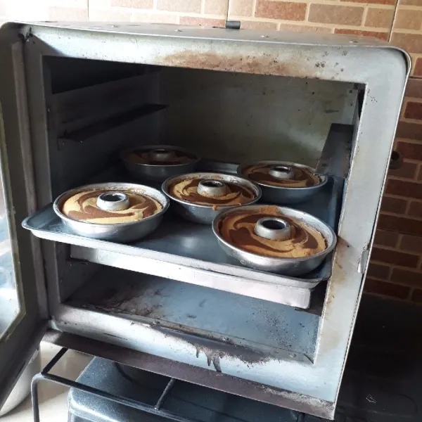 Panggang dalam oven yang sudah dipanaskan, gunakan api sedang hingga matang. Dua puluh menit rak bawah dan 10 menit rak atas, sesuaikan dengan oven masing - masing