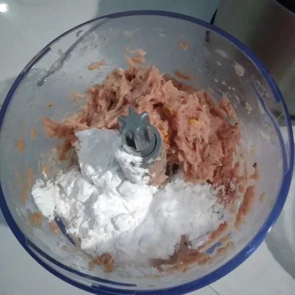 Tambahkan tepung tapioka, blend kembali sampai semua bahan tercampur.