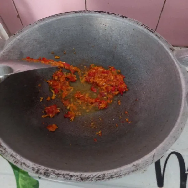 Tumis bumbu halus hingga harum dan matang. Sisihkan di pinggir wajan.
