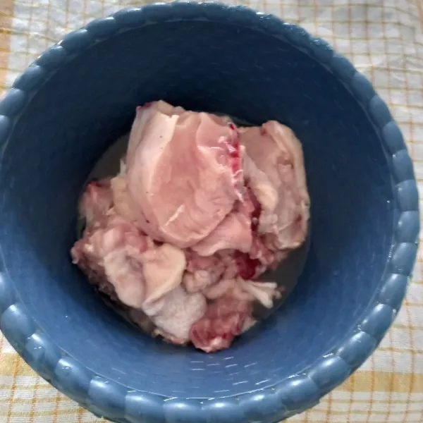 Siapkan daging ayam yang akan diolah. Cuci bersih dan potong-potong.