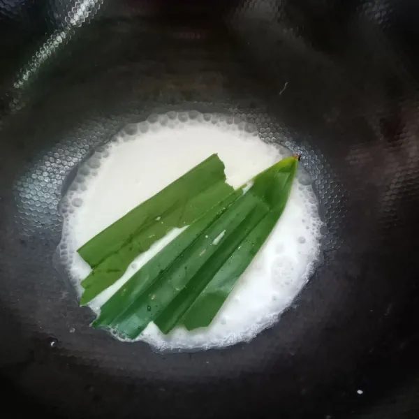 Didihkan santan, garam dan daun pandan.