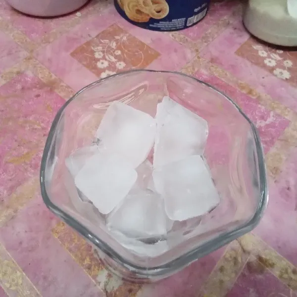 Siapkan gelas, masukkan es batu.