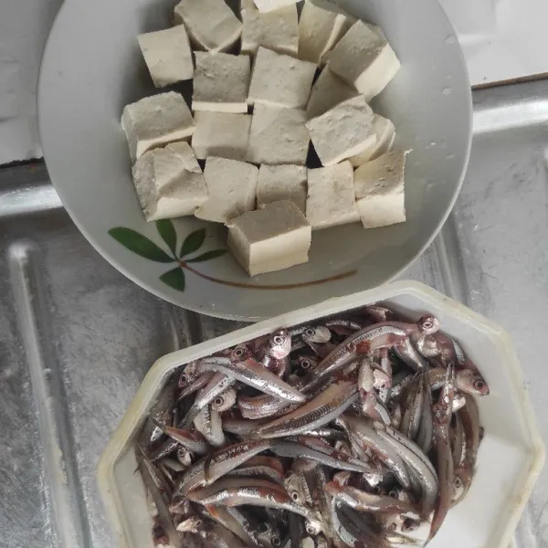 Siapkan ikan bada dan tahu, cuci bersih.