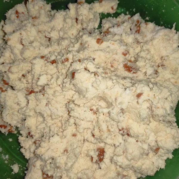 Tambahkan gula Jawa dan garam. Aduk rata.