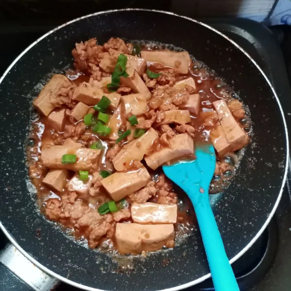 Masak sampai tahu dan ayam matang. Kemudian masukkan larutan maizena, aduk rata. Terakhir masukkan daun bawang, aduk rata. Cek rasa. Angkat dan sajikan.