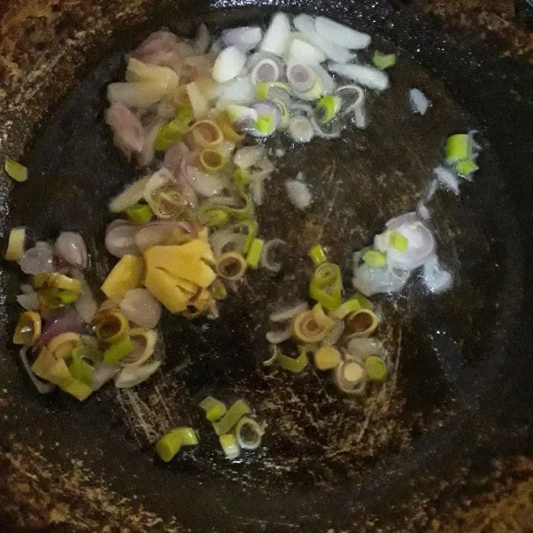 Panaskan minyak, tumis bawang merah, bawang putih, sereh, dan jahe geprek hingga harum.