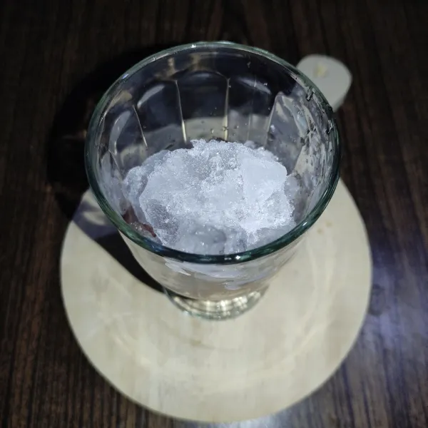 Masukan es batu.