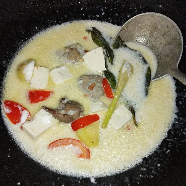 Tambahkan santan dan irisan tomat. Berikan garam dan kaldu bubuk. Masak hingga matang. Koreksi rasa dan siap disajikan.